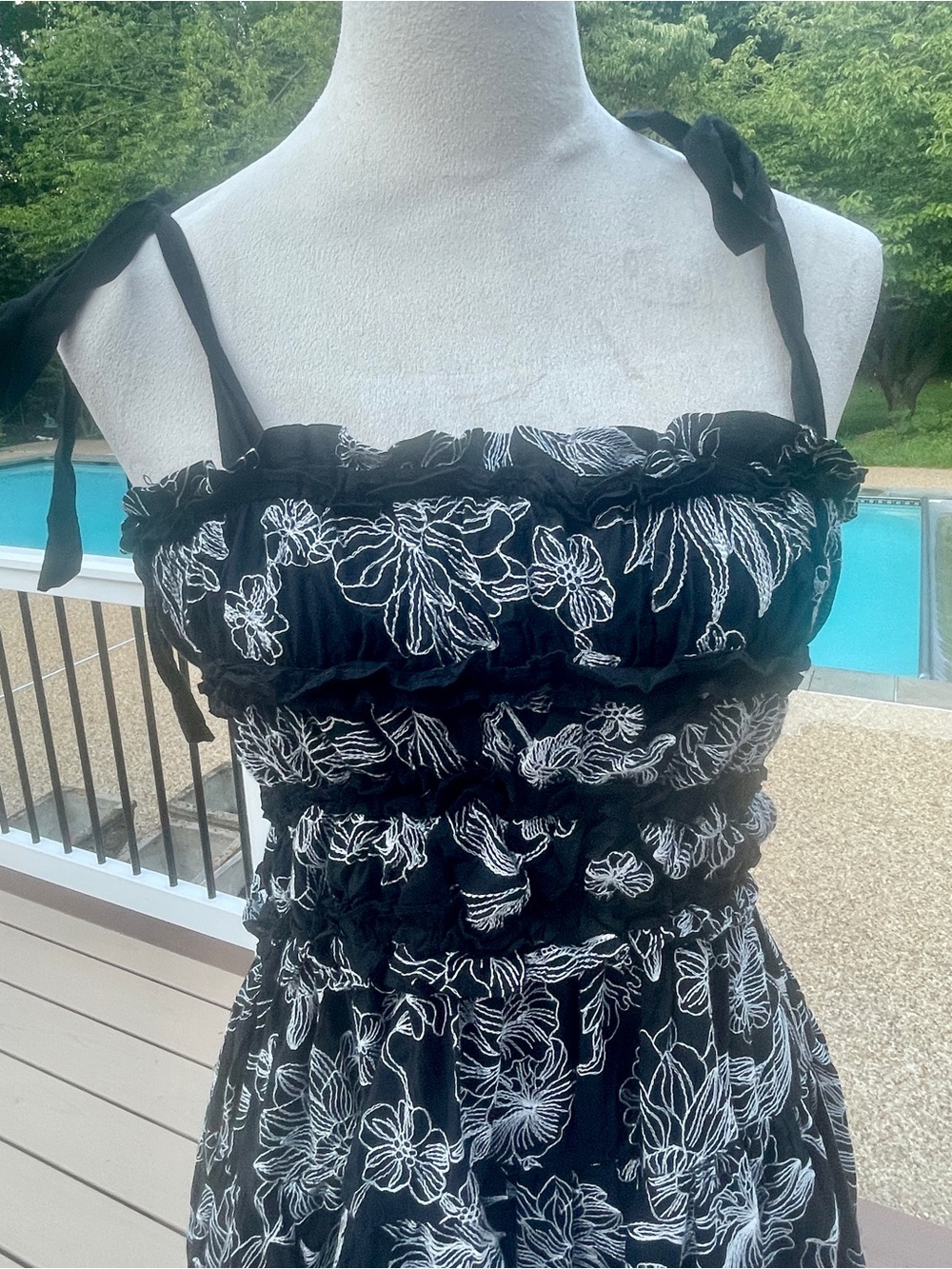 En Saison Black & White Floral Smocked Midi Dress Tie Shoulder. Medium. - Picture 8 of 8